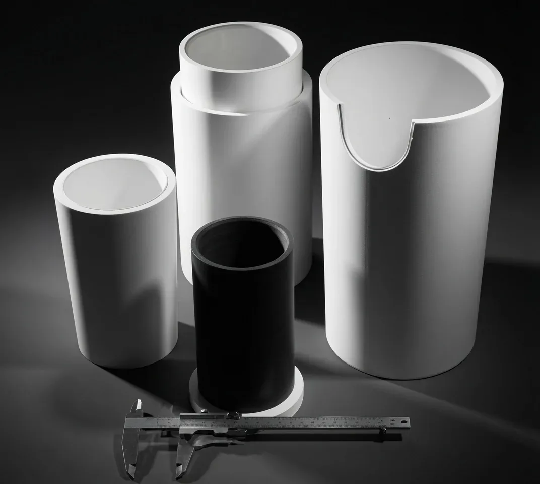 One-shot crucibles in white and black