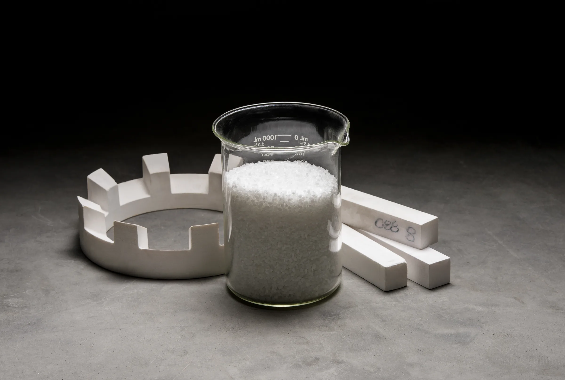 Ceramic argon rings with raw material in a beaker