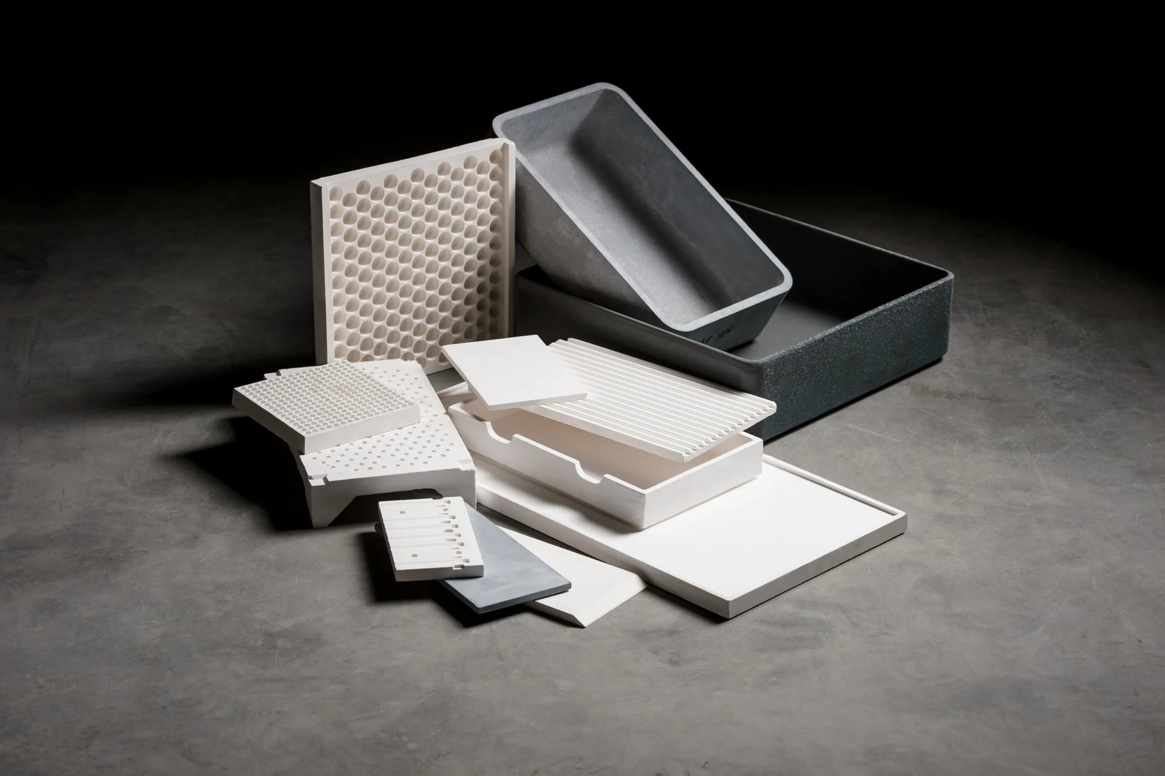 Ceramic plates, saggers, boats and setters