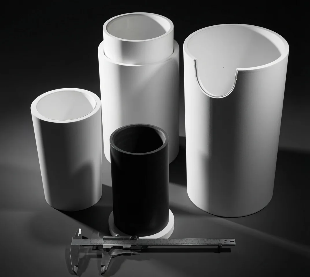 One-shot crucibles in white and black