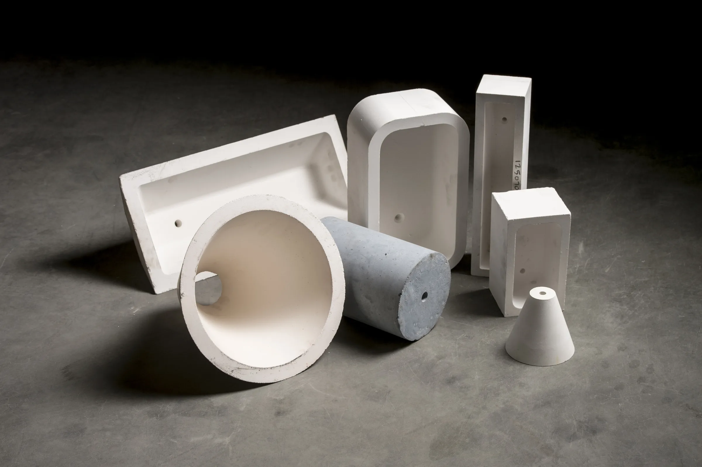 Ceramic launders, snouts and tundishes